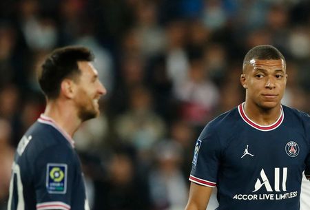 Lionel Messi e Kylian Mbappé durante partida do PSG contra o Lyon pelo Campeonato Francês