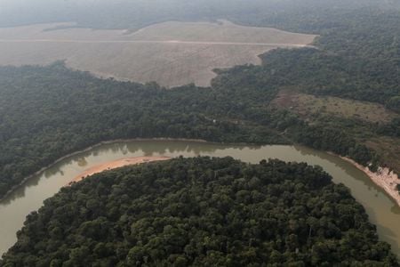 Vista aérea mostra rio e terreno desmatado perto de Porto Velho, no Estado de Rondônia