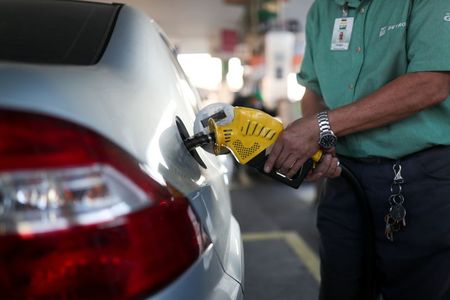 Frentista abastece veículo em posto de combustíveis no Rio de Janeiro
