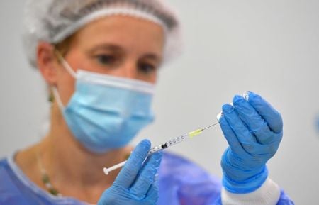 Enfermeira prepara dose de vacina contra Covid-19 para aplicação em Dresden, na Alemanha