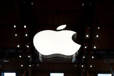 Logo da Apple em loja da marca em Paris