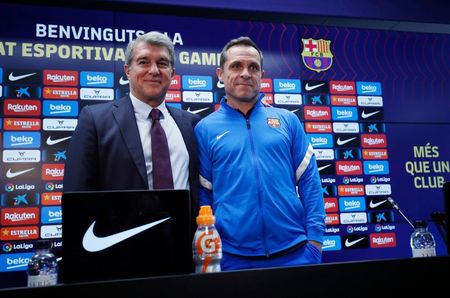 Presidente do Barcelona, Joan Laporta, e treinador interino Sergi Barjuan