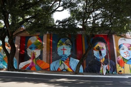 Mural homenageia vítimas da Covid-19 em São Paulo