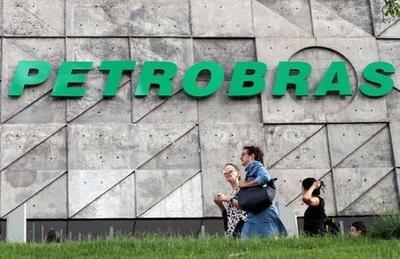 Pessoas passam em frente à sede da Petrobras no Rio de Janeiro