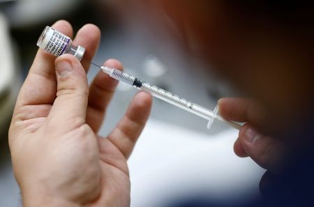 Profissional de saúde prepara dose de vacina da Pfizer contra Covid-19 para aplicação em Nantes, na França