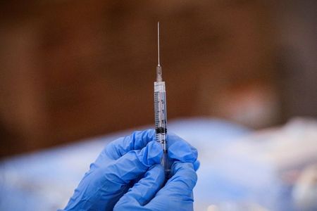 Dose de vacina da Pfizer contra Covid-19 é colocada em seringa em centro de vacinação de Nova York