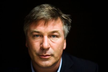 Ator Alec Baldwin posa para foto durante Festival de Cinema de Toronto