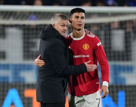 Técnico do Manchester United, Ole Gunnar Solskjaer, ao lado de Cristiano Ronaldo durante partida contra a Atalanta pela Liga dos Campeões