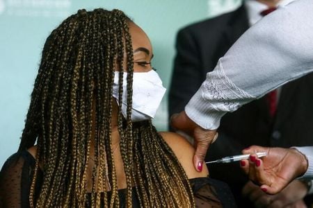 Estudante é vacinada com dose da CoronaVac no Instituto Butantan