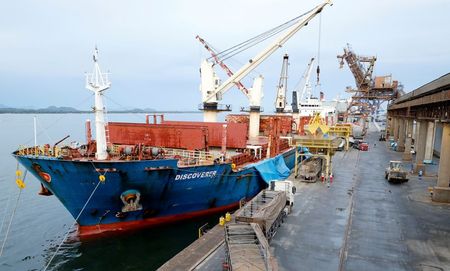 Navio cargueiro descarrega soja no porto de Paranaguá, no Paraná Navio cargueiro descarrega soja no porto de Paranaguá, no Paraná