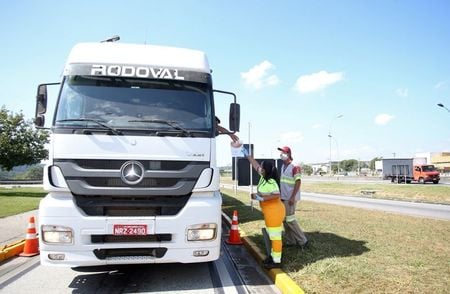 Rodovia, região de Guararema (SP)
