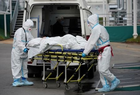 Profissionais de saúde transportam paciente em hospital voltado ao tratamento da Covid-19 em Moscou