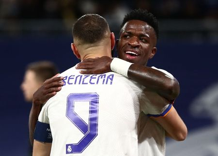 Vinícius Jr. e Benzema comemoram gol do Real Madrid