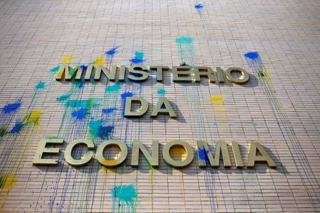 Fachada de prédio do Ministério da Economia em Brasília manchada de tinta lançada por manifestantes