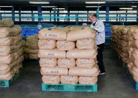 Fazendeiro checa sacas de arroz produzidas em Iwaki, região de Fukushima