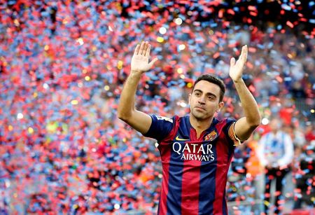 Xavi Hernández saúda torcedores do Barcelona após jogo em 2015