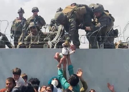 Bebê é entregue a soldado dos EUA no aeroporto de Cabul, no Afeganistão