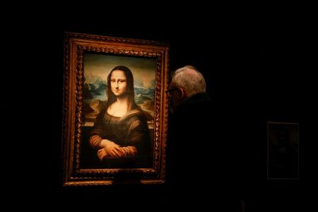Visitante observa cópia do quadro “Mona Lisa”, que será leiloada