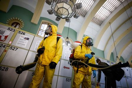 Especialistas desinfectam estação ferroviária em Moscou