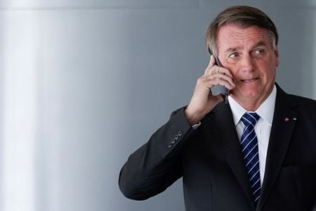 Presidente Jair Bolsonaro conversa ao telefone no Palácio do Planalto