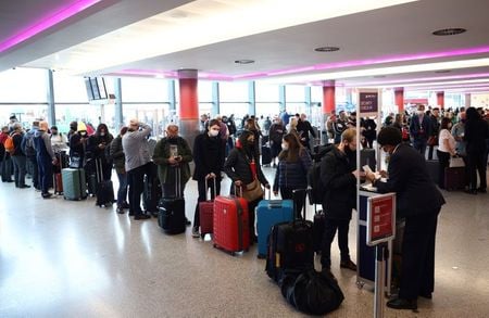Fila de passageiros no aeroporto de Heathrow, em Londres, para embarcar rumo aos Estados Unidos