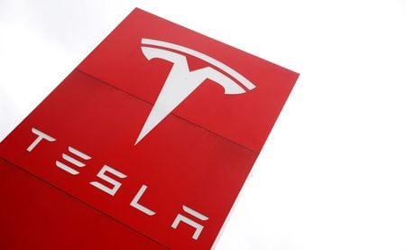 Logotipo do fabricante de automóveis Tesla é visto em uma concessionária em Londres