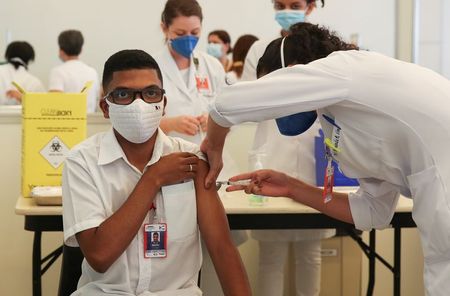 Profissional de saúde é vacinado contra Covid-19 em São Paulo
