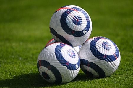 Bolas usadas pela Premier League no gramado antes de partida entre Leeds United e Sheffield United