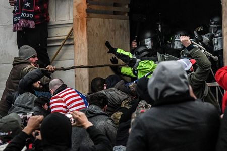 Apoiadores do ex-presidente dos EUA Donald Trump entram em choque com a polícia em protesto no Capitólio, Washington, EUA