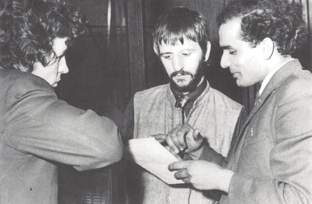 Suresh Joshi ao lado de John Brahn e Ringo Starr em 1968 em Liverpool Suresh Joshi ao lado de John Brahn e Ringo Starr em 1968 em Liverpool