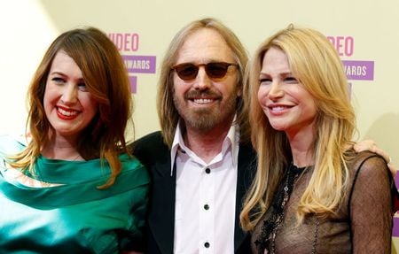 Tom Petty, a esposa Dana York (à direita) e a filha Adria (à esquerda) em evento de 2012