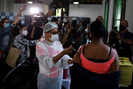 Mulher recebe vacina contra Covid-19, na Ilha Grande, no Estado do Rio de Janeiro
