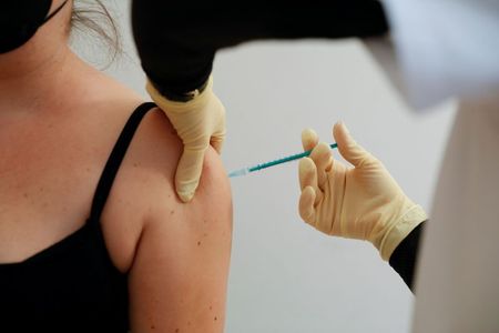 Mulher recebe dose da vacina Pfizer-BioNTech contra Covid-19 em Berlim Mulher recebe dose da vacina Pfizer-BioNTech contra Covid-19 em Berlim