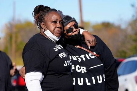 LeAnnesya Jones, tia de Julius Jones, e prima dele, Rochelle Lewis, se abraçam após dovernador de Oklahoma suspender sua execução na última hora e cancelar a pena de morte