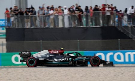 Piloto Valtteri Bottas, da Mercedes, durante treino livre para GP do Catar de F1