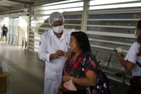 Mulher é vacinada contra Covid-19 no Rio de Janeiro