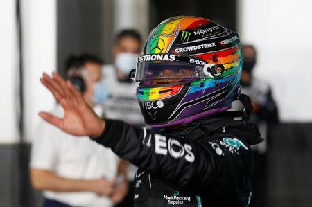 Lewis Hamilton comemora após garantir primeiro lugar nas qualificatórias