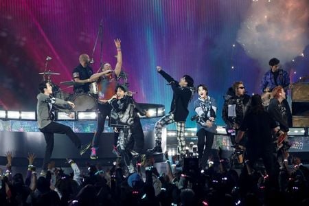 Banda de K-Pop BTS se apresenta com o Coldplay durante premiação do American Music Awards em Los Angeles Banda de K-Pop BTS se apresenta com o Coldplay durante premiação do American Music Awards em Los Angeles