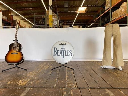 Depósito da Julien’s Auctions com artigos dos Beatles na Califórnia Depósito da Julien’s Auctions com artigos dos Beatles na Califórnia