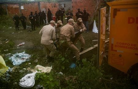 Bombeiros removem corpos encontrados por moradores no Complexo de favelas do Salgueiro, em São Gonçalo, região metropolitana do Rio de Janeiro