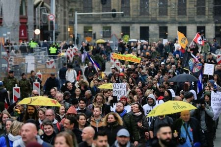 Protestos contra medidas para conter Covid em Amsterdã