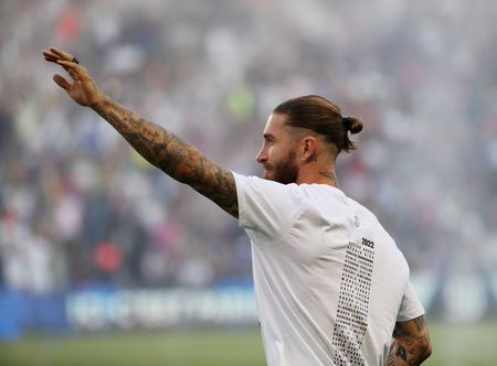Sergio Ramos saudando a torcida do PSG antes de uma partida da liga francesa
