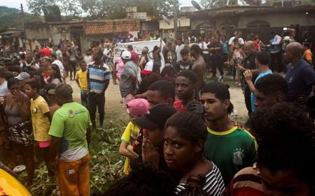 Moradores observam bombeiros retirarem corpos encontrados em manguezal de São Gonçalo após operação policial
