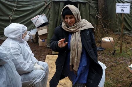 Migrante em acampamento na fronteira Belarus-Polônia