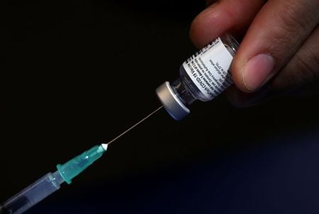 Profissional de saúde prepara seringa para aplicação de vacina contra Covid-19 em Bruxelas