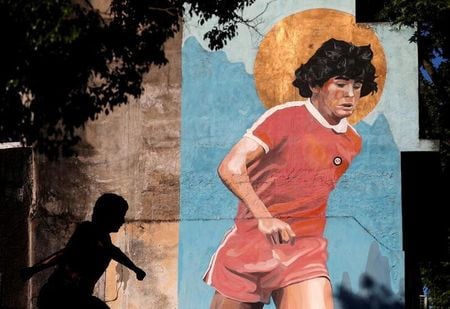 Mural com a lenda do futebol Diego Armando Maradona do lado de fora do estádio Diego Maradona em Buenos Aires, Argentina