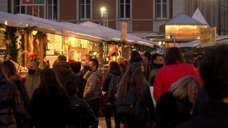 Visitantes fazem compras em Mercado de Natal em Trento, na Itália