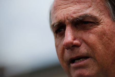 Presidente Jair Bolsonaro concede entrevista do lado de fora do Palácio do Planalto