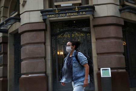 Mulher de máscara no centro de São Paulo
