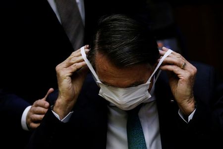 Presidente Jair Bolsonaro coloca máscara durante cerimônia na Câmara dos Deputados